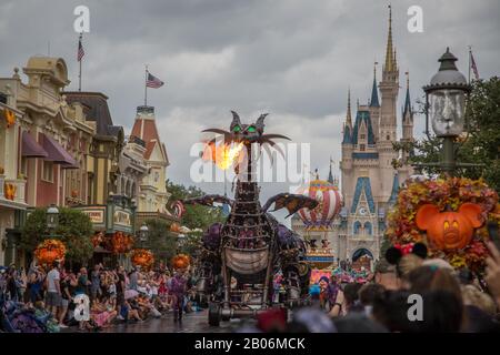 Festival der Fantasy-Parade in der Main Street im Magic Kingdom Freizeitpark, Feuerbeatmungsdrache aus dem Disney-Film Sleeping Beauty, Walt Disney Stockfoto