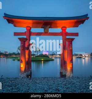 Pagode im japanischen Pavillon nachts, in der hinteren Attraktion Raumschiff Earth, Amusement Park Epcot, Walt Disney World, Orlando, Florida, USA Stockfoto