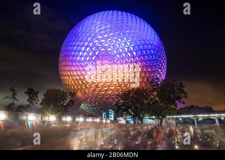 Attraction Raumschiff Earth at Night, Wahrzeichen im Epcot Freizeitpark, Walt Disney World, Orlando, Florida, USA Stockfoto