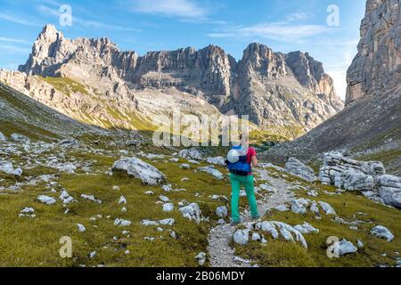 Junger Wanderer auf einem Wanderweg, Sorapiss Circumambulation, hinter Grat, Mount Punte Tre Sorelle, Doles, Belluno, Italien Stockfoto