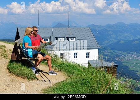 Wanderer auf dem Gipfelpanoramanpfad der hohen Salve machen eine Pause auf dem Gipfel, Hopfgarten, Brixental, Kitzbüheler Alpen, Tyrol, Österreich Stockfoto
