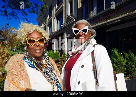 Ältere Frau mit Freaky Brille, Harlem, Manhattan, New York City, New York State, USA Stockfoto