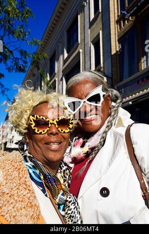 Ältere Frau mit Freaky Brille, Harlem, Manhattan, New York City, New York State, USA Stockfoto