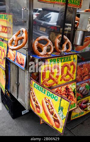 Brezel-Snack am Times Square, Manhattan, New York City, New York State, USA Stockfoto