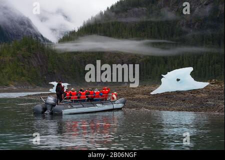 Menschen in Bad Boot erkunden kleinen Eisberg an Furten Terror, Endicott Arm Tongass National Forest, Alaska, USA Stockfoto