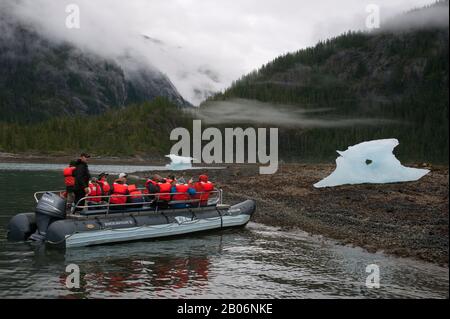 Menschen in Bad Boot erkunden kleinen Eisberg an Furten Terror, Endicott Arm Tongass National Forest, Alaska, USA Stockfoto