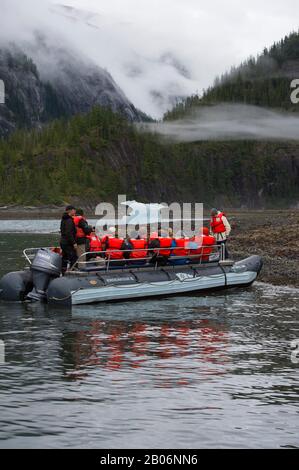 Menschen in Bad Boot erkunden kleinen Eisberg an Furten Terror, Endicott Arm Tongass National Forest, Alaska, USA Stockfoto