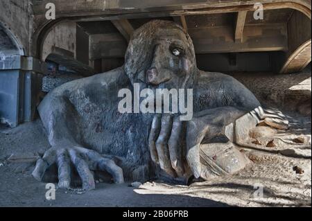 HDR-Foto des Fremont Troll unter der Aurora Bridge im Fremont-Viertel von Seattle, Washington State, USA Stockfoto