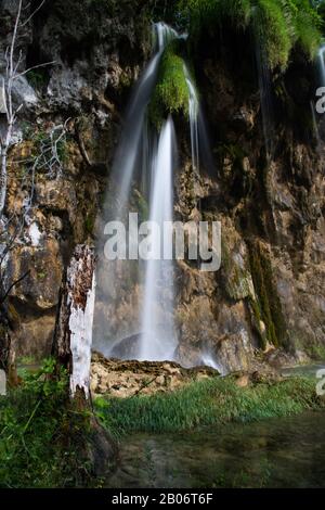 Lange Exposition des kleinen, farbenprächtigen Wasserfalls im Nationalpark plitvicer Seen in Kroatien im Sommer. Stockfoto