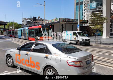 Sydney Taxi- und Stadtbahntram auf der george Street im Stadtzentrum von Sydney, New South Wales, Australien Stockfoto