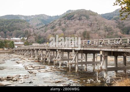 Herbsthintergrund Togetsukyo Bridge Hozu River im Arashiyama-Distrikt Kyoto, Japan, Die berühmte Togetsukyo Bridge in Arashiyama Kyoto, Japan. Stockfoto