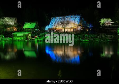 Hida no Sato, das beleuchtete Dorf von Gasshozukuri Bauernhäusern in Takayama, Japan Stockfoto