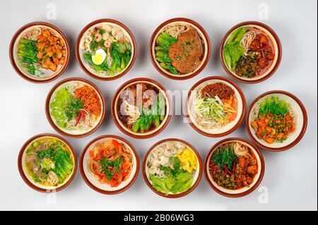 Draufsicht bei einer Auswahl an leckeren und frischen Proben chinesische Nudeln Suppen mit Fleisch und Gemüse. Stockfoto