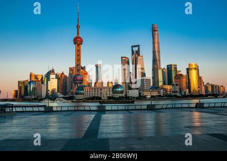 Die Skyline von Pudong wurde von einem leeren Bund in Shanghai aufgrund des Coronavirus aus gesehen. Stockfoto