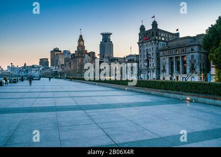 Der normalerweise lebhafte Bund in Shanghai ist wegen des Coronavirus eher eine Geisterstadt. Stockfoto