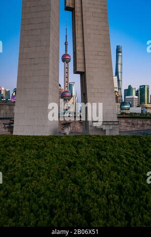 Shanghais Oriental Pearl Tower durch die Lücke im Huangpu Park's Monument to the People's Heroes. Stockfoto