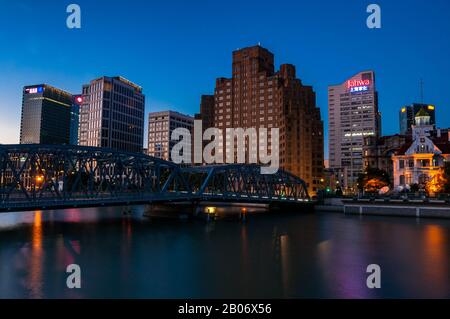 Blick auf die Waibaidu Bridge (Gartenbrücke) über den Suzhou Creek mit dem Broadway Mansions Hotel dahinter. Shanghai, China. Stockfoto