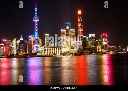 Ikonische Aussicht auf Shanghais Pudong Skyline vom Bund während des Abends mit mir Liebe Shanghai auf einem Gebäude. Stockfoto