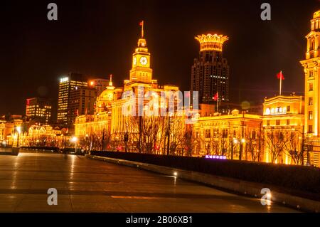 Shanghais historische Uferpromenade Bund mit seiner kolonialen Architektur, die nachts zu sehen ist. Stockfoto