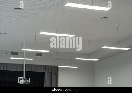 Die Beleuchtung im Auditorium. Von der Decke hängende Leuchtstofflampen. Stockfoto