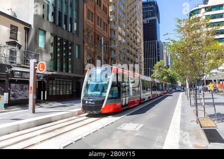Straßenbahn der Stadtbahn Sydney, die auf der George Street im Stadtzentrum von Sydney, Australien, unterwegs ist Stockfoto