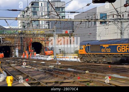 Network Rail-Mitarbeiter mit Bahnanlagen und Maschinen am Bahnhof London King's Cross für die Erneuerung und Wartung von Gleiskreisen. Januar 2020 Stockfoto