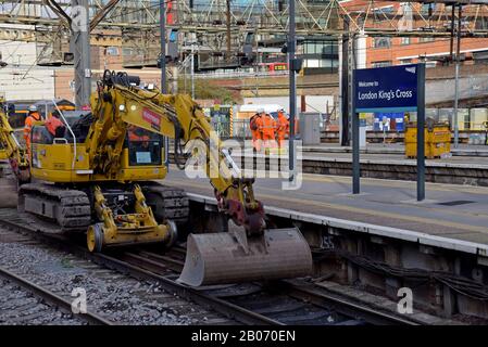 Network Rail-Mitarbeiter mit Bahnanlagen und Maschinen am Bahnhof London King's Cross für die Erneuerung und Wartung von Gleiskreisen. Januar 2020 Stockfoto