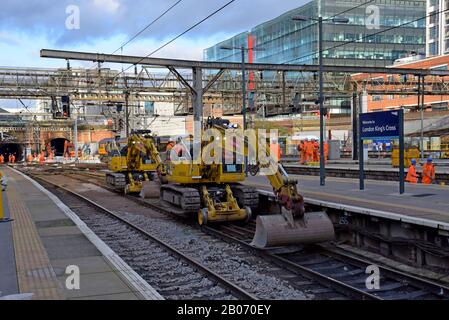 Network Rail-Mitarbeiter mit Bahnanlagen und Maschinen am Bahnhof London King's Cross für die Erneuerung und Wartung von Gleiskreisen. Januar 2020 Stockfoto