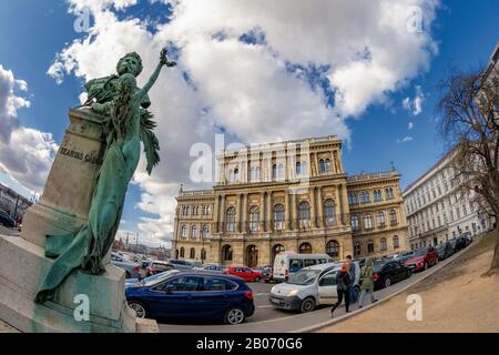 Blick auf das Gebäude der ungarischen Akademie der Wissenschaften vom Szechenyi-Platz, mit alter Bronzeplastik von Gabor Szarvas Philosoph und Sprachwissenschaftler. Stockfoto