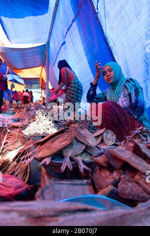 Indonesische Leute verkaufen Produkte auf dem Markt. Ruteng Dorf, Flores, Nusa Tenggara, Indonesien Stockfoto