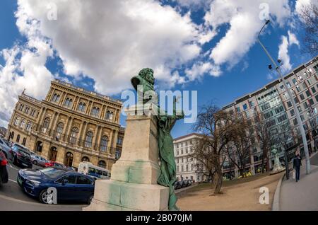 Blick auf das Gebäude der ungarischen Akademie der Wissenschaften vom Szechenyi-Platz, mit alter Bronzeplastik von Gabor Szarvas Philosoph und Sprachwissenschaftler. Stockfoto