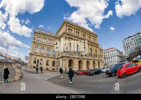 Das Gebäude der ungarischen Akademie der Wissenschaften in der Innenstadt von Budapest, mit der Straßenbahnlinie 2 und den Buda-Hügeln im Hintergrund. Stockfoto