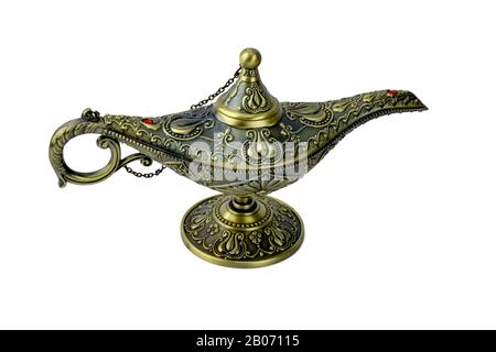 Aladdins magische Genie-Lampe, eine antike goldfarbene Lampe, die über einem weißen Hintergrund angezeigt wird