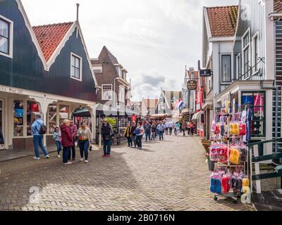 Menschen und Geschäfte in der Hauptstraße Haven in Volendam, Noord-Holland, Niederlande Stockfoto