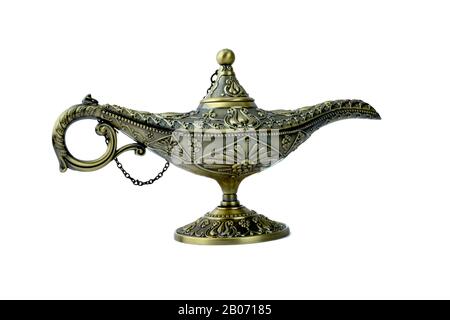 Magische Genie-Lampe von aladdin, eine antike goldfarbene Lampe auf weißem Hintergrund Stockfoto