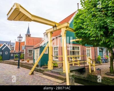 Brücke von der Straße Meerzijde zum Doolhof in Volendam, Noord-Holland, Niederlande Stockfoto
