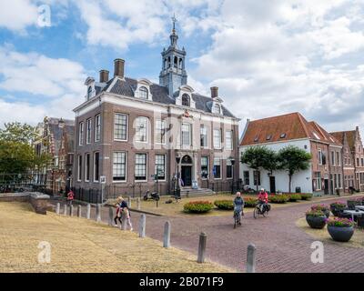 Menschen und altes Rathaus auf dem Damplein-Platz in Edam, Noord-Holland, Niederlande Stockfoto