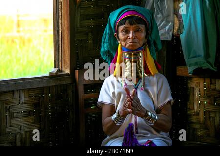 Langhalsige Dame Kayan Lahwi (Inle Lake - Myanmar) Stockfoto