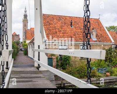 Zugbrücke Kwakelbrug über Kanal und Kirchturm in Edam, Noord-Holland, Niederlande Stockfoto