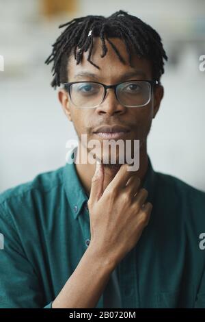 Portrait des afrikanischen jungen Mannes in Brillen mit Blick auf die Kamera Stockfoto