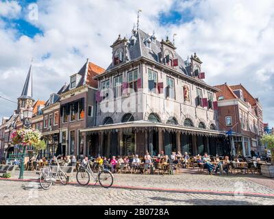 People and Old Weigh House jetzt Restaurant auf dem Roode Steen Platz in der Innenstadt von Hoorn, Niederlande Stockfoto