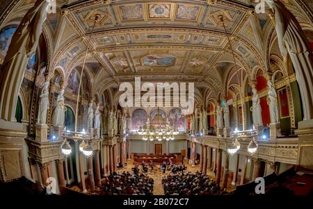 Inneneinrichtung der ungarischen Akademie der Wissenschaften (MTA). Der Festsaal ist der Veranstaltungsort für Tagungen und Konzerte mit klassischer Musik. Budapest, Ungarn. Stockfoto