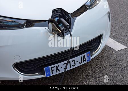 Ein Elektroauto des Renault Zoe EV wird an einer Straßenladestelle in Nizza, Frankreich, aufgeladen. Januar 2020 Stockfoto