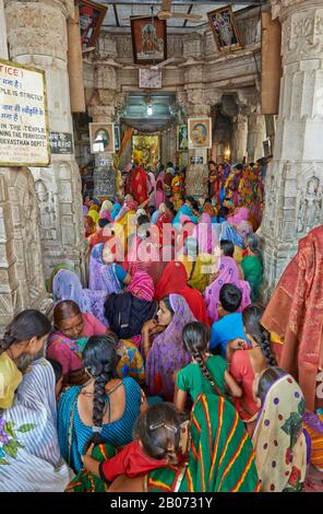 Indische Frauen mit bunten Kleidern während der Zeremonie im Jagdish Temple, Udaipur, Rajasthan, Indien Stockfoto