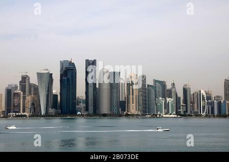 Doha/Katar - 18. Februar 2020: Schnellboote überqueren vor den Türmen des West Bay Areals von Doha, dem wichtigsten Geschäftsviertel der Stadt Stockfoto