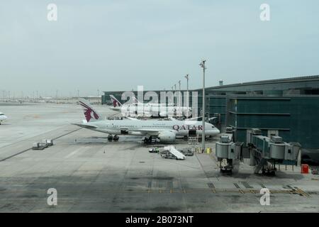 Doha/Katar - 18. Februar 2020: Qatar Airlines fliegt auf dem Stand am Hamad International Airport, Doha, Katar Stockfoto