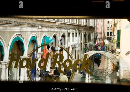 Stadt Venedig, Italien, Europa. Blick vom Inside Hard Rock Cafe Venice. Fensteraufkleber Stockfoto