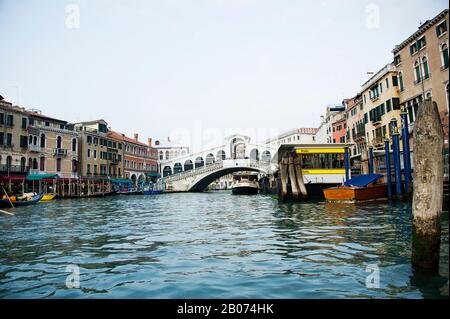 Stadt Venedig, Italien, Europa. Bild der Rialtobrücke auf dem Canal Grande Stockfoto