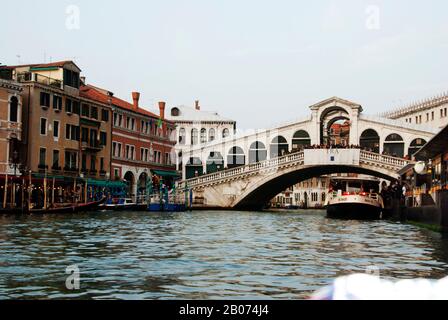 Stadt Venedig, Italien, Europa. Bild der Rialtobrücke auf dem Canal Grande Stockfoto