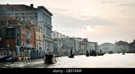 Stadt Venedig, Italien, Europa. Gondeln auf dem Canal Grande Venice. Der graue Himmel im November farbenfrohe Gebäude in Venedig Stockfoto